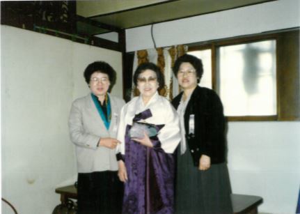 김신삼 총재와 임원 사진입니다.